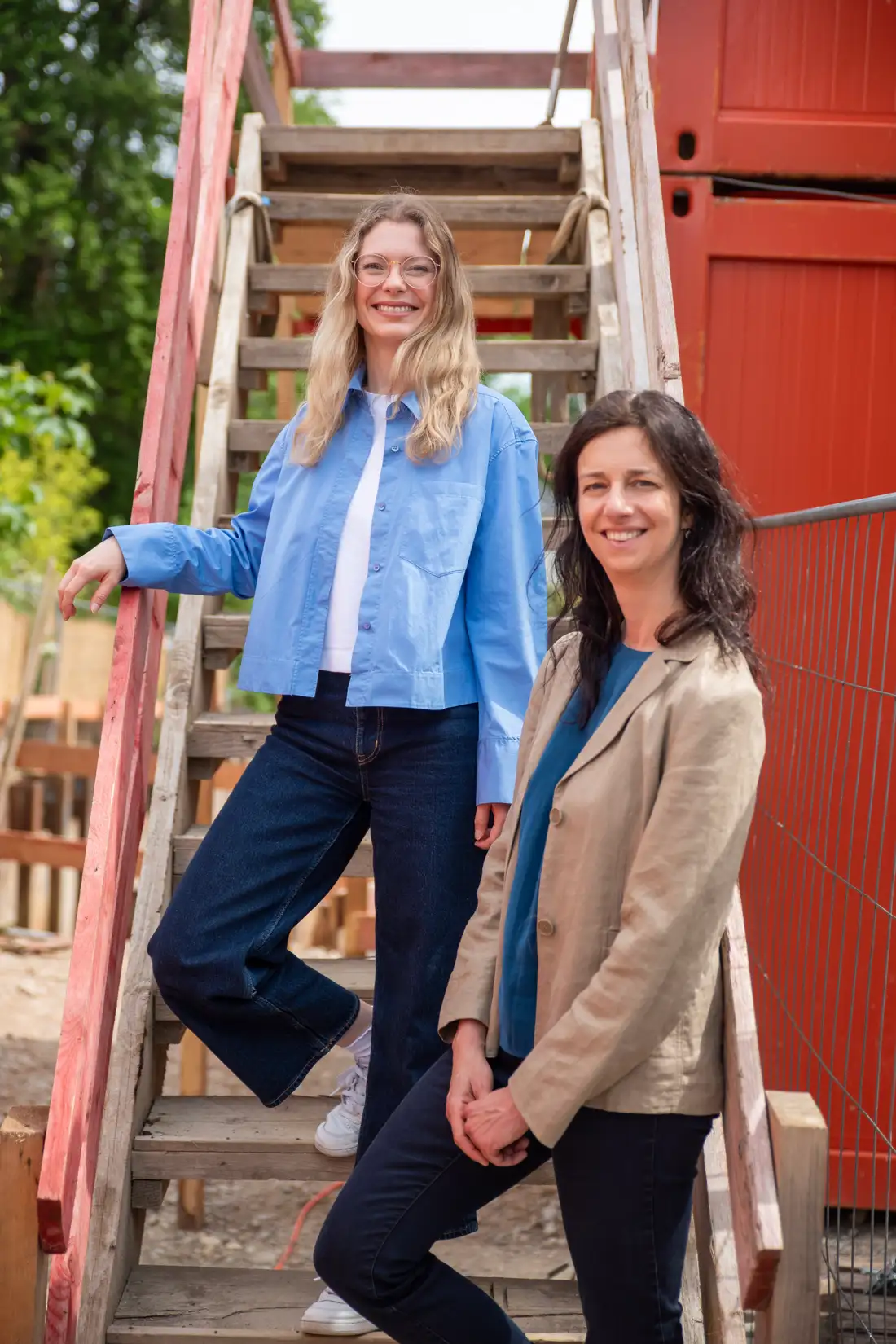 Bianca Löw und Olga Špačková auf einer Treppe